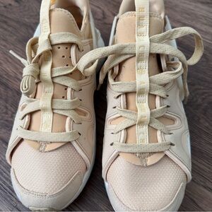 Nike Air Huarache / women’s 10 / New